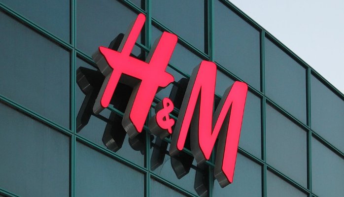 H&M logo in shop front